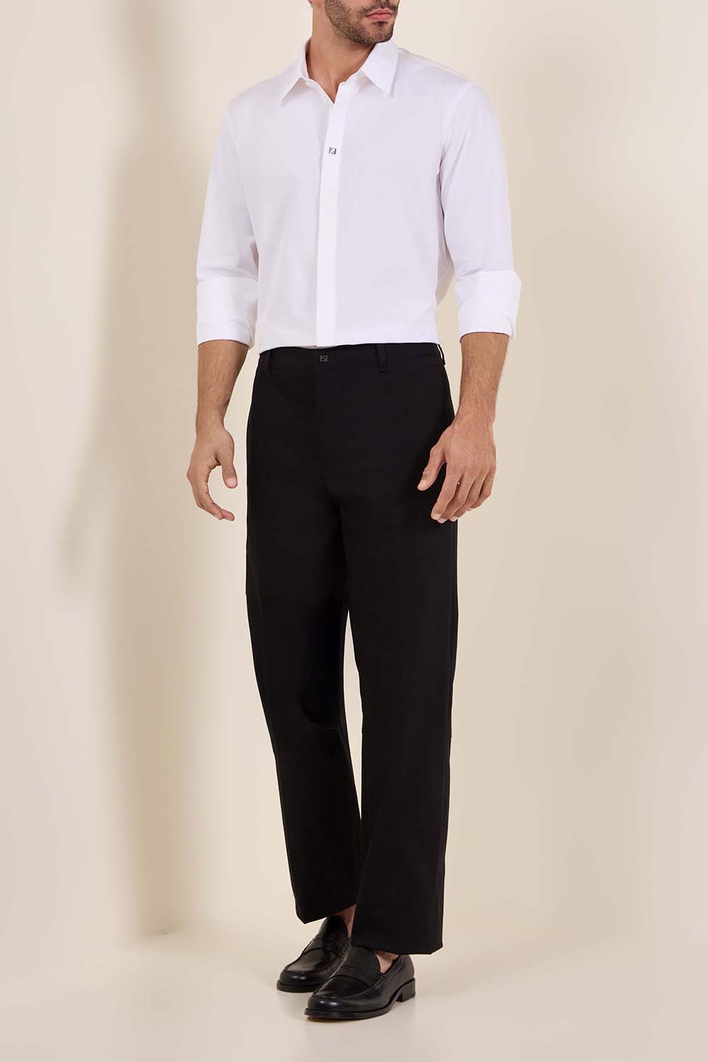 תמונת כל הלוק של חולצת כפתורים